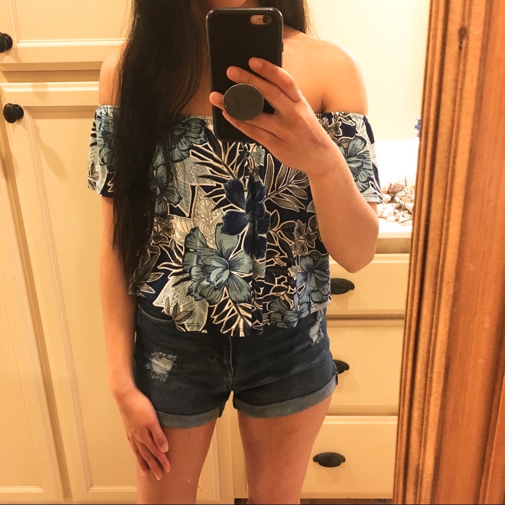 🌺 Floral Off-Shoulder, Open-Back Crop Top 🌺